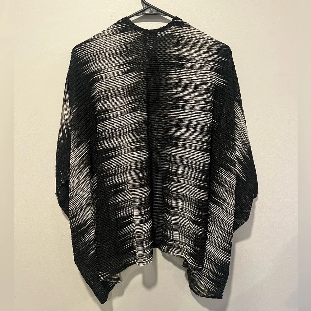 NWT Travelers by Chico’s Open Knit Cardigan S/M Black White Poncho Wrap - Picture 3 of 3